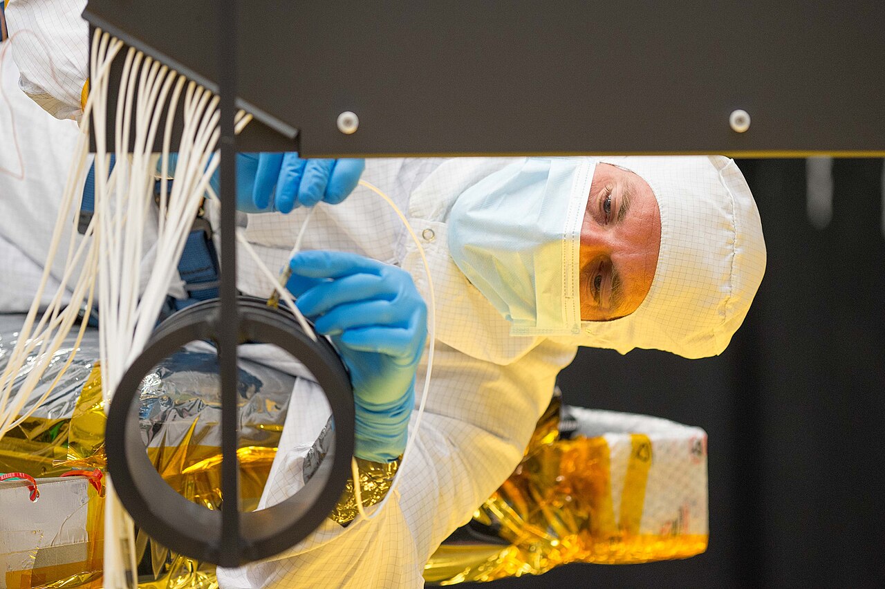 Tecnico al lavoro su collegamenti in fibra ottica