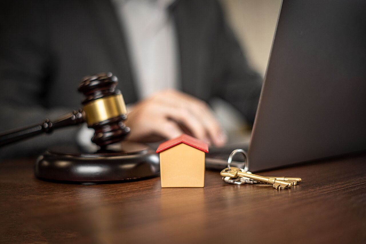 Contratto immobiliare, chiavi di casa e martelletto