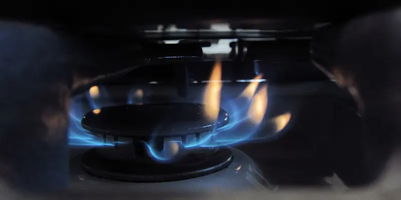 Fiamma blu di un fornello a gas